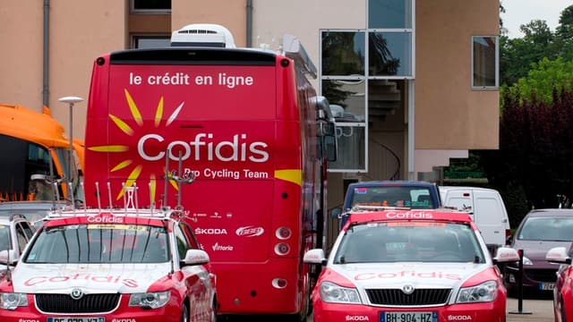 Le bus de Cofidis devant l'hôtel de Bourg-en-Bresse