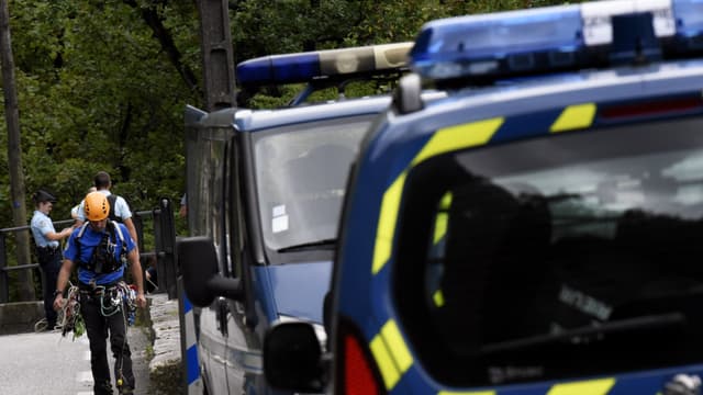 Des gendarmes recherchent Maëlys aux Gorges de Chailles, le 6 septembre 2017.