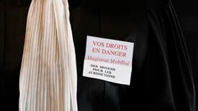 Slogans épinglés sur la robe d'un magistrat à Nantes, lors du mouvement de grève de février. Le monde judiciaire a entamé lundi un nouveau mouvement national de protestation pour demander un plan d'urgence afin de remettre à flot le système, parmi les plu