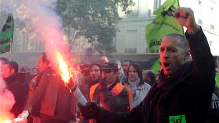 Une grosse centaine de cheminots ont manifesté jeudi après-midi à proximité du siège de l'UMP à Paris pour protester contre la réforme des retraites, selon un journaliste de Reuters TV. /Photo prise le 21 octobre 2010/REUTERS/Gonzalo Fuentes