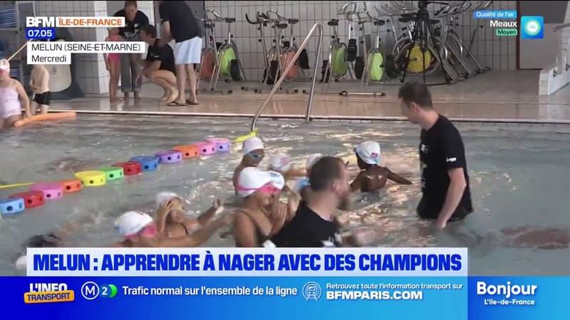 Melun: une centaine d'enfants apprennent à nager avec des champions des JO