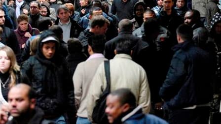 Soixante-dix-huit pour cent des Français approuvent le projet de "règle d'or" constitutionnelle visant à faciliter le redressement des finances publiques, selon un sondage Ifop pour Paris Match. /Photo d'archives/REUTERS/Gonzalo Fuentes