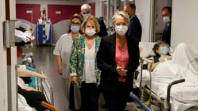 La Première ministre Elisabeth Borne et la ministre de la Santé Brigitte Bourguignon visitent les urgences de l'hôpital René Dubos, le 1er juillet 2022 à Pontoise, près de Paris