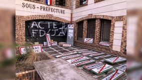 Des agriculteurs ont déposé des panneaux devant la sous-préfecture de Béthune le 28 octobre 2024.