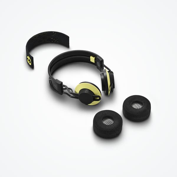 Le casque Adidas RPT02SOL avec son bandeau solaire et ses écouteurs interchangeables