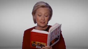 Hillary Clinton en pleine lecture de "Fire and Fury" pendant la cérémonie des Grammy Awards, le 28 janvier. 