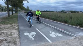 Des cyclistes empruntant l'un des tronçons cyclables de l'est du Grand Lyon
