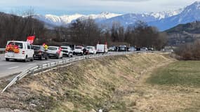 A Gap, les manifestants contre la réforme des retraites en direction du Pont de Savines a été arrêté par la gendarmerie mardi 7 mars.