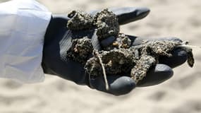 Des résidus d'hydrocarbures découverts sur la plage de Solaro en Corse, le 14 juin 2021.