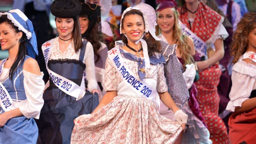 Les 30 miss régionales ont défilé sur la scène du Lido en costumes folkloriques, en robes de soirée et en maillots de bain "une pièce".