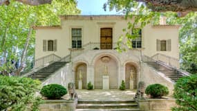 A 15 minutes du centre ville d'Aix-en-Provence, cette villa palladienne du XVIIe siècle est inscrite aux monuments historiques. Elle s'étend sur 400m² avec un terrain de 2,8 hectares. Elle dispose d'une piscine, d'un court de tennis, de 7 box pour chevaux, d'une carrières et d'autres atouts charmes. 