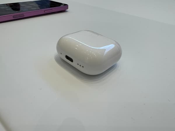 Le boîtier des  Airpods 4 se charge désormais en USB-C ou sans fil