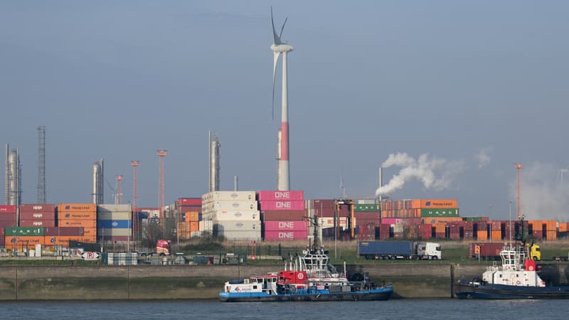 Le deuxième port de marchandises en Europe paralysé pendant "plusieurs jours": le trafic est en grande partie suspendu dans le port d'Anvers après une fuite de pétrole