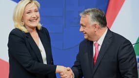 Le Premier ministre hongrois Viktor Orban et Marine Le Pen, présidente du Rassemblement national (RN), le 26 octobre 2021 à Budapest