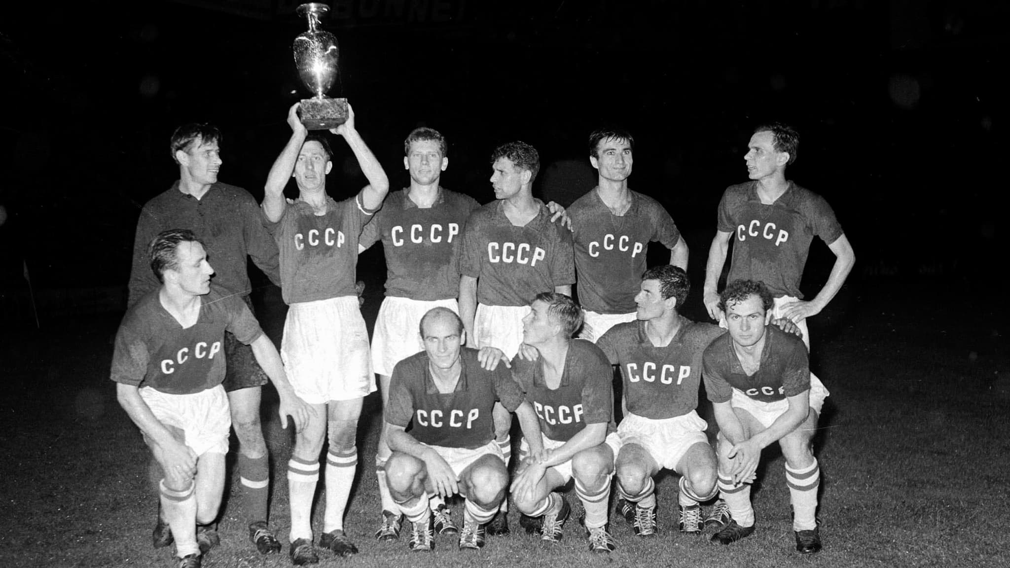 L'équipe d'URSS avec le trophée Henri-Delaunay après avoir remporté l'Euro 1960