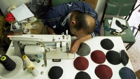 Fabrication de kippas dans un atelier du camp de réfugiés palestiniens de Chati, dans la bande de Gaza, le 8 mars 2017