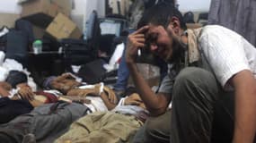 Un homme pleure un proche dans l'une des multiples morgues improvisées dans la ville du Caire.