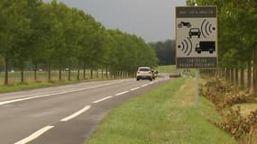 Un panneau de signalisation indiquant un radar.