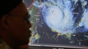 Les météorologues de Météo-France surveillent la tempête tropicale "Garance" à l'approche de l'île de La Réunion, à Saint-Denis de la Réunion le 26 février 2025.