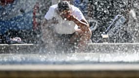 Une femme se rafraîchit avec l'eau d'une fontaine en raison de la chaleur, à Francfort, en Allemagne, le 8 septembre 2023
