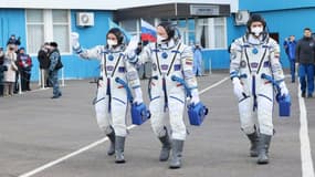(g-d) Les cosmonautes russe Oleg Artemiev, Denis Matveïev et Sergueï Korsakov avant leur décollage à bord d'une fusée Soyouz pour rejoindre l'ISS, le 18 mars 2022 au cosmodrome de Baïkonour, au Kazakhstan (Photo d'illustration).