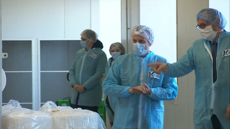Emmanuel Macron en visite dans une usine de maques.