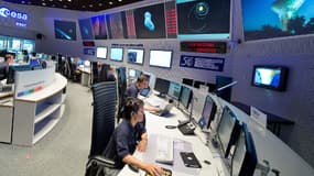 Des scientifiques suivent le bon déroulement de la mission Rosetta, au centre de contrôle de l'Agence spatiale européenne (ESA) à Darmstadt en Allemagne, le 6 août 2014.