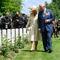 Charles et Camilla en visite au cimetière militaire du Commonwealth de Bayeux, en 2019.