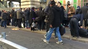 Deux fois par semaine, les marchands à la sauvette s'installent massivement près du métro Barbès.