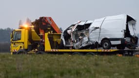 La carcasse du minibus sur le site du terrible accident qui a coûté la vie à 12 personnes.