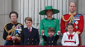 Le prince Louis entouré de ses parents, ses frères et soeurs et sa grand-tante Anne au balcon de Buckingham, le 17 juin 2023