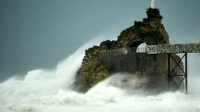 Des vagues s'écrasent sur le "Rocher de la Vierge" lors du passage de la tempête Ciaran à Biarritz, le 3 novembre 2023 dans les Pyrénées-Atlantiques