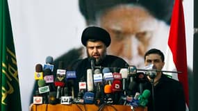 L'imam chiite irakien Moktada Sadr, rentré mercredi d'exil, a appelé samedi ses partisans à résister à tous les occupants présents en Irak et à s'opposer de ce fait aux Etats-Unis, mais pas nécessairement par les armes. /Photo prise le 8 janvier 2011/REUT