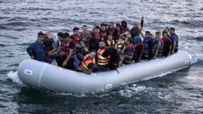 Des réfugiés syriens font des signes en atteignant l'île de Lesbos en Grèce