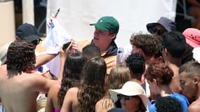 Léon Marchand signant des autographes, le 21 décembre 2024 à Saint-Denis de la Réunion