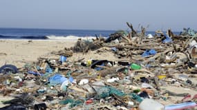 Des déchets rejetés par la mer sur la plage de Mimizan, dans le sud-ouest de la France, en mars 2014