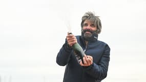 Denis Van Weynbergh lors de son arrivée au Vendée Globe, après 117 jours en mer, le 8 mars 2025