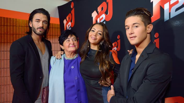 Nabilla Benattia entourée de son compagnon Thomas Vergara, de son frère Tarek et de sa grand-mère, Livia, dans les locaux de la radio NRJ, le 21 octobre 2013.