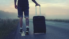 Une personne transportant une valise (photo d'illustration).