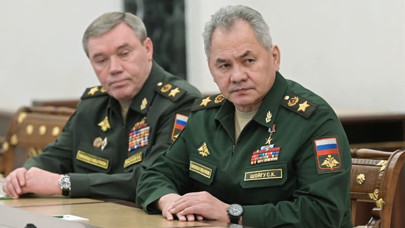 Valeri Guerassimov, à gauche, en compagnie du ministre russe de la Défense Sergueï Choïgou, le 27 février 2022 