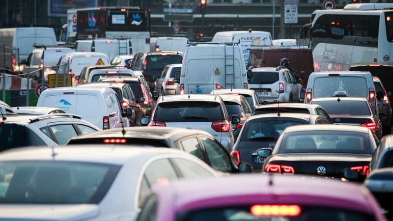Circulation chargée autour de la Porte Maillot à Paris