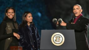 Sasha Obama au milieu de ses parents lors de l'illumination de l'arbre de Noël de la Maison Blanche le 1er décembre 2016