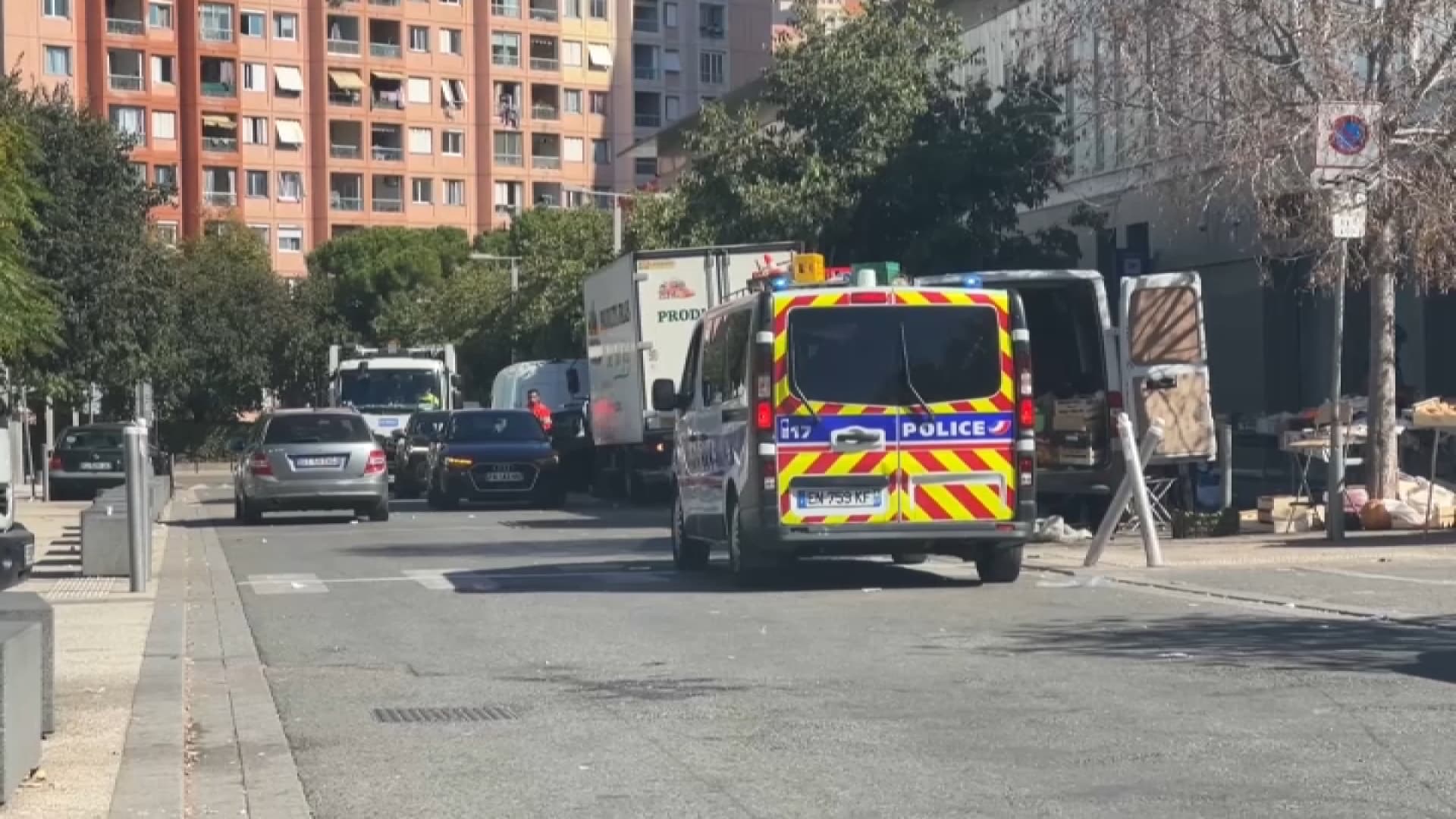 "UNE VOITURE QUI TIRAIT PARTOUT": APRÈS LA FUSILLADE MORTELLE AUX MOULINS À NICE, DES PROCHES DES VICTIMES TÉMOIGNENT