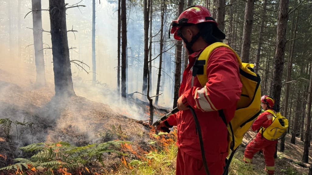 Les pompiers s'efforcent de maîtriser un incendie de forêt alors que les opérations de lutte contre les incendies se poursuivent dans toute l'Albanie, ce 25 juillet 2025. Les pompiers s'efforcent de maîtriser un incendie de forêt alors que les opérations de lutte contre les incendies se poursuivent dans toute l'Albanie, ce 25 juillet 2025.