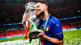 Jorginho avec le trophée de l'Euro 2021
