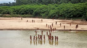 Des membres de la tribu Mashco Piro, aperçus fin juin 2024 à proximité d'une exploitation forestière, en Amazonie péruvienne.