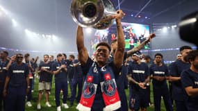 Désiré Doué soulève la Ligue des champions remportée par le PSG le 31 mai 2025