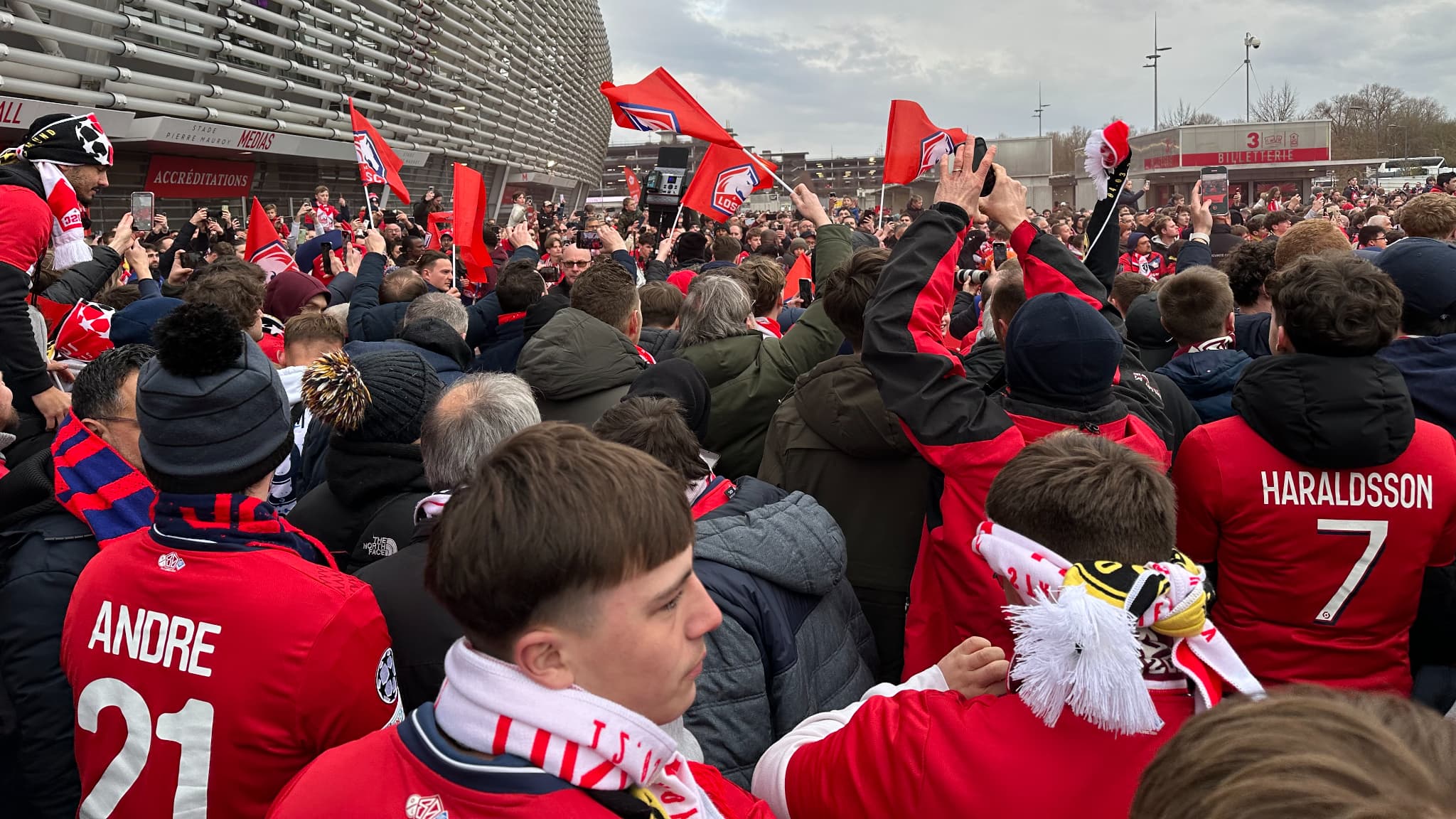 Les supporters de Lille en masse pour l'arrivée du car au stade, le 12 mars 2025