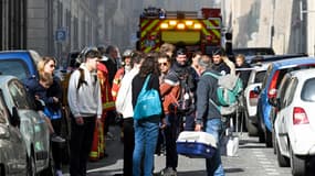 Habitants évacués après l'effondrement d'un immeuble rue Tivoli à Marseille le 9 avril 2023