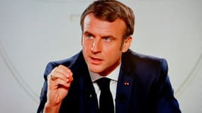 Emmanuel Macron lors d'une interview à l'Elysée à Paris diffusée sur TF1, le 15 décembre 2021 